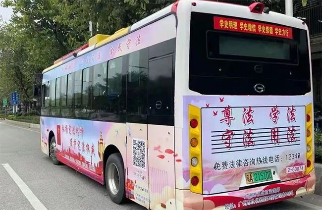 “法治號(hào)公交車”來了，廣州公交車廣告讓法治宣傳“動(dòng)起來”！