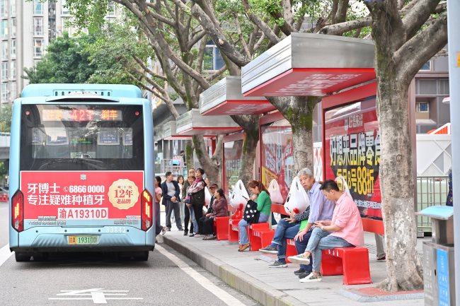 重慶候車亭站臺廣告價格收費標準，重慶公交車站站亭廣告位置優(yōu)勢