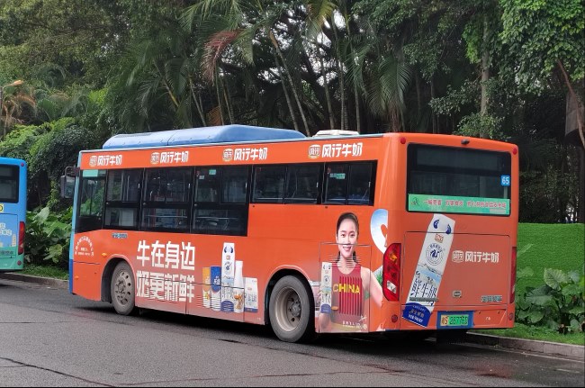 東莞公交車身巴士廣告價(jià)格線路收費(fèi)，東莞候車亭站臺(tái)站牌廣告價(jià)格