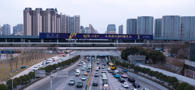 西安東二環(huán)金花隧道鐵路圍擋大牌廣告，西安最大戶外大牌廣告價格