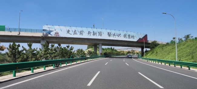 青島機(jī)場(chǎng)高速跨線橋圍擋廣告牌，青島膠東機(jī)場(chǎng)高速大牌廣告價(jià)格