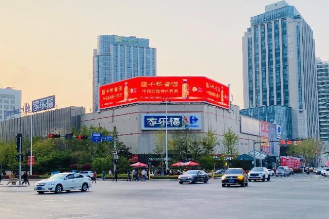 青島香港中路家樂福樓頂LED高雄路外墻大屏廣告，青島大屏廣告價格