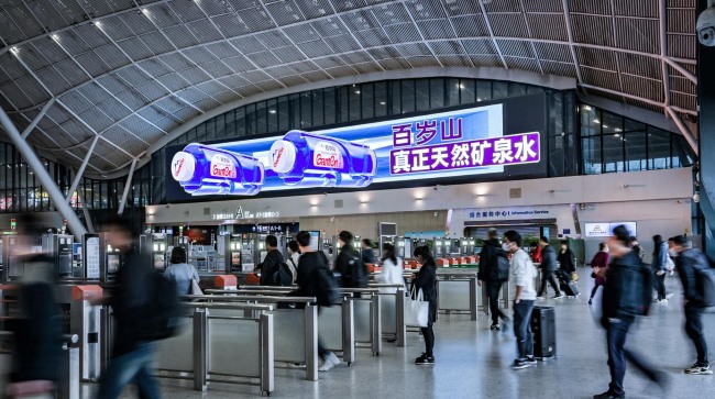 武漢高鐵站進站大廳北側上方巨型LED橫屏，武漢火車站大屏廣告價格