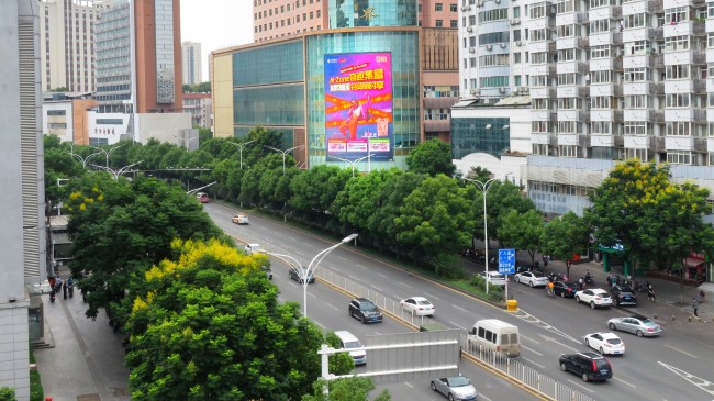 武漢洪山珞喻路電腦大世界外墻豎屏LED廣告牌，武漢LED大屏廣告價(jià)格