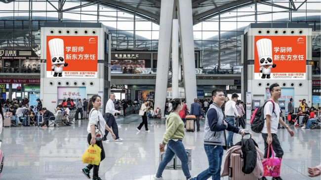 廣州南站三層候車座椅區(qū)上方燈箱廣告，廣州南高鐵站廣告牌價格