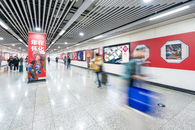 長沙地鐵火車南站站通道墻貼廣告投放，長沙地鐵廣告價格